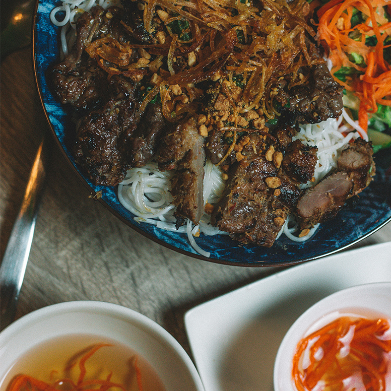 Bol de nouilles avec sauces