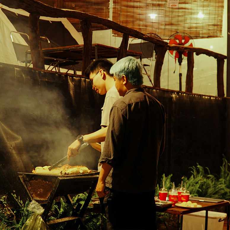 chef qui fait des grillades